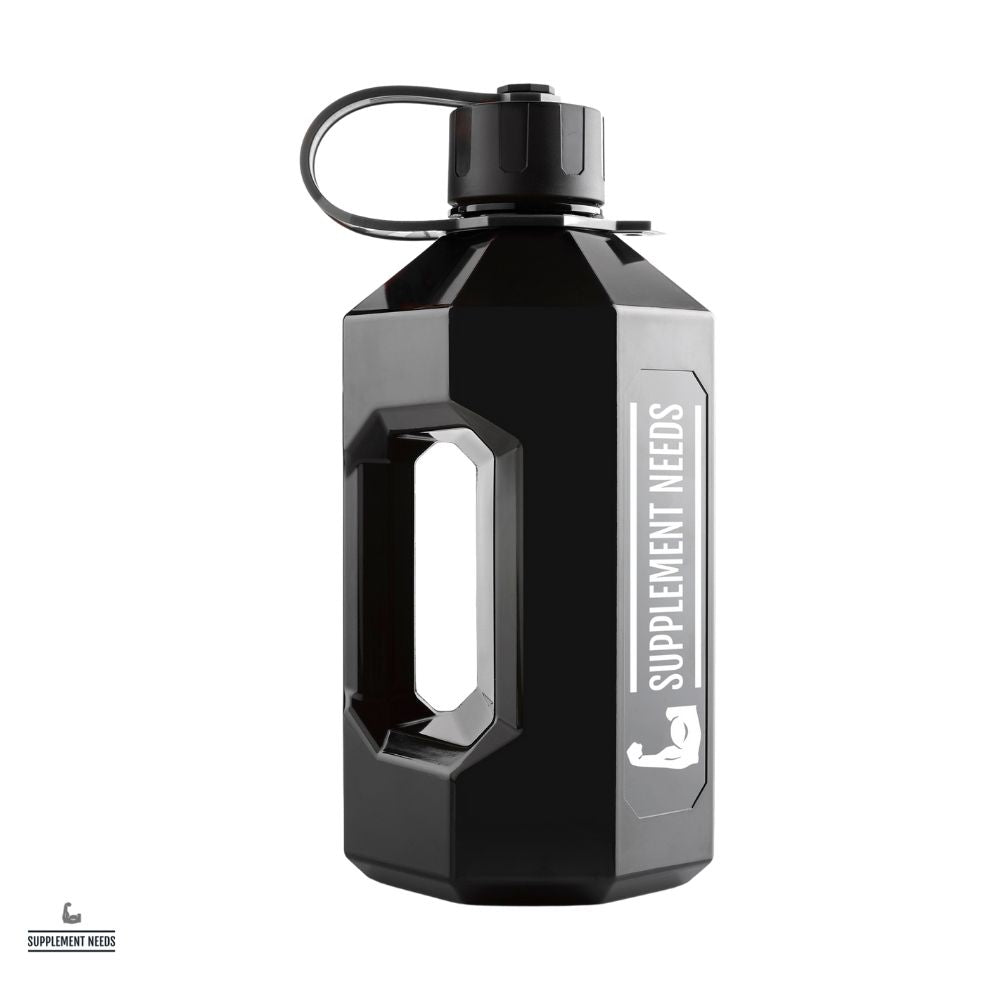 A black Supplement Needs Alpha Jug XL with a capacity of 1.6 liters, featuring a handle and a screw cap lid.