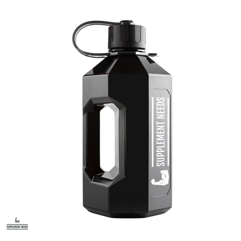 A black Supplement Needs Alpha Jug XL with a capacity of 1.6 liters, featuring a handle and a screw cap lid.